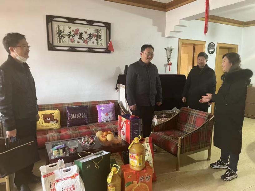 走訪慰問(wèn)傳黨情 溫暖關(guān)懷暖人心 ——華信建投集團(tuán)春節(jié)慰問(wèn)困難黨員、退休員工